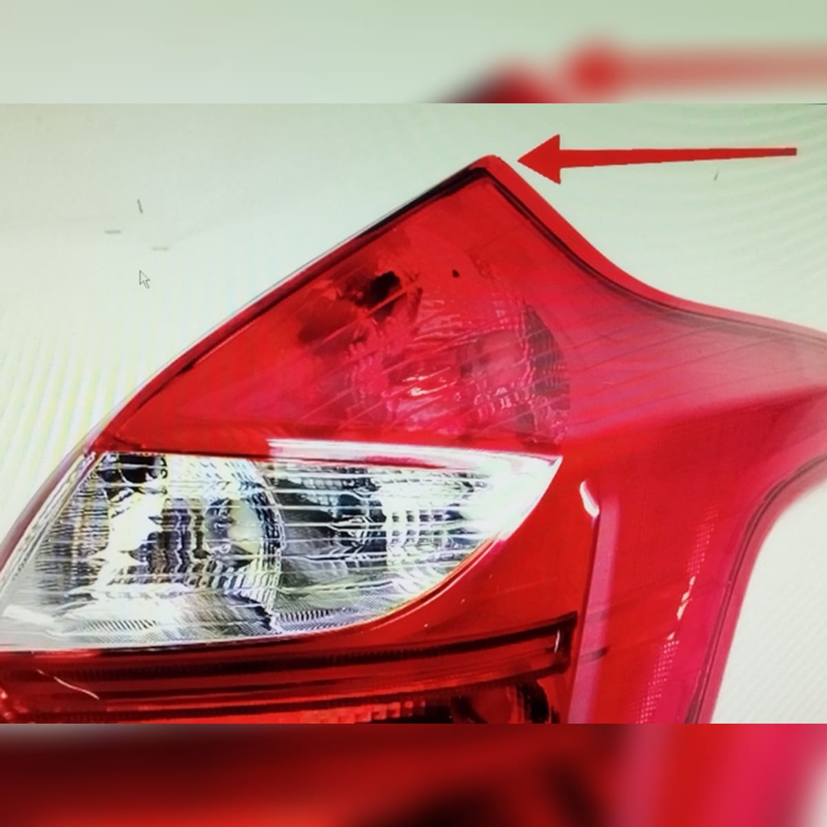 DEPO Фонарь задний FORD FOCUS III 11-15 RH HBK диодная полоса (уценка на 75%)